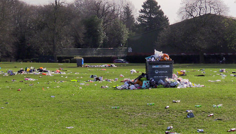 Anglijoje žmonės užplūdo parkus