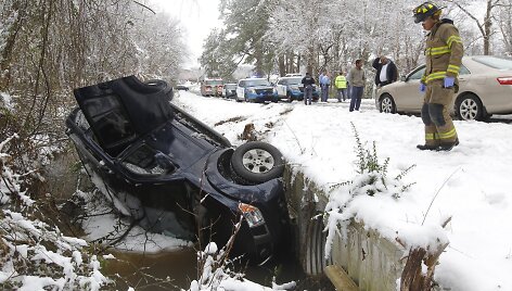 &Scaron;iaurės Karolinoje nuo kelio nuslydęs automobilis.