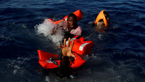 Migrantai bando išsilaikyti ant skęstančios valties Viduržemio jūroje