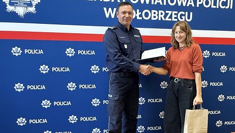 Moteris kapinėse rado pinigų pilną mai&scaron;ą ir perdavė policijai
