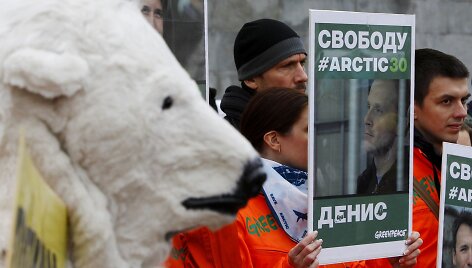 &bdquo;Greenpeace&ldquo; budėjimo akcijomis visame pasaulyje rei&scaron;kia paramą Rusijos laikomiems aktyvistams.
