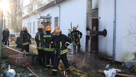 Taurų kaime (Tauragės r.) gaisrininkai gesina katilinę