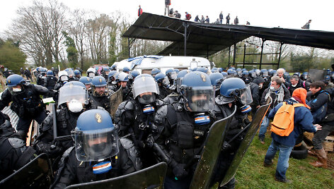 Prancūzijoje policija likvidavo protesto prie&scaron; oro uosto statybas stovyklą