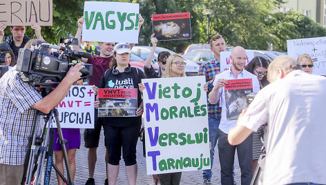 Gyvūnų gynėjų protestas prie Valstybinės maisto ir veterinarijos tarnybos