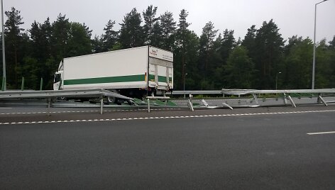 Į prie&scaron;ingą eismo juostą i&scaron;važiavo krovininis automobilis