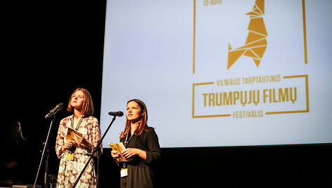 Vilniaus tarptautinis trumpųjų filmų festivalis apdovanojimų ceremonijoje i&scaron;dalino prizus filmų kūrėjams.Ievos Budzeikaitės nuotr.