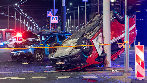 Vilniuje į apsaugininkus bloškėsi ir vertėsi ugniagesių autobusiukas