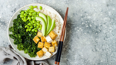 Tofu sūris su žaliomis daržovėmis – kale kopūstu, pupelėmis, avokadu ir žiediniu kopūstu