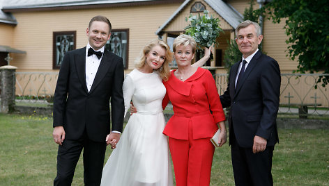 Viktorija Pranckietytė ir Mantvidas Žalėnas su nuotakos tėvais Irena bei Viktoru Pranckiečiais
