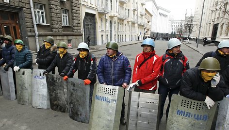 Protestuotojai prie prezidento administracijos pastato