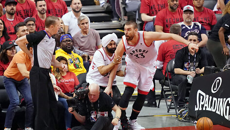&bdquo;Toronto Raptors&ldquo; krep&scaron;ininkas M.Gasolis pajuto, ką rei&scaron;kia arti aik&scaron;tės sėdintys sirgaliai.