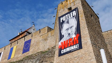 Vladimiras Putinas vaizduojamas kaip Hitleris