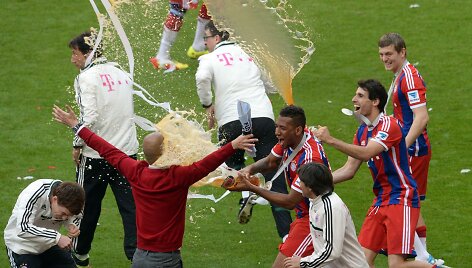 Miuncheno &bdquo;Bayern&ldquo; klubo žaidėjai ir treneriai  &scaron;venčia pergalę Bundeslygos čempionate