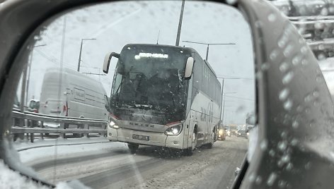 Penktadienio vakarą sugrįžus žiemai Vilniuje kilo spūstys