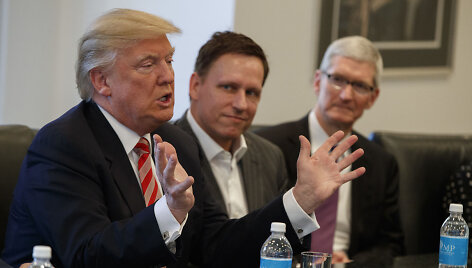 Donaldas Trumpas, &bdquo;PayPal&ldquo; bendraįkūrėjis Peteris Thielis, &bdquo;Apple&ldquo; vadovas Timas Cookas