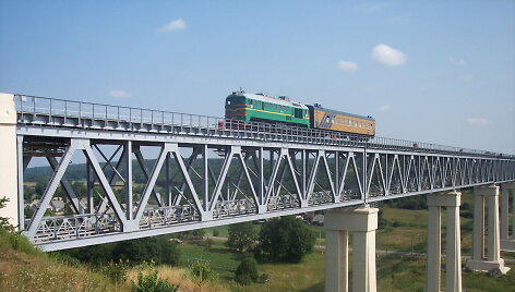 Turistinis traukinys vyksta Lyduvėnų tiltu