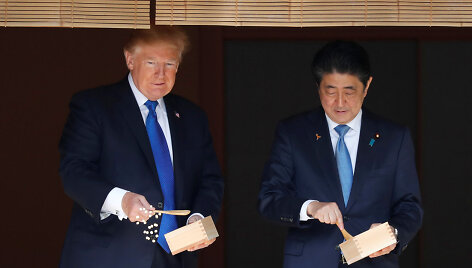 Donaldas Trumpas ir Shinzo Abe maitina karpius Japonijoje