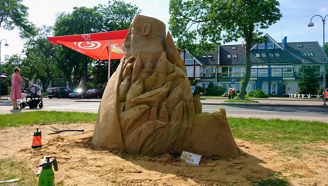 Trečiasis tarptautinis Juodkrantės smėlio skulptūrų simpoziumas &bdquo;Kur&scaron;ininkų sakmės&ldquo; 
