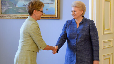 Dalia Grybauskaitė įteikė skiriamuosius ra&scaron;tus Lietuvos ambasadorei Austrijoje Loretai Zakarevičienei.