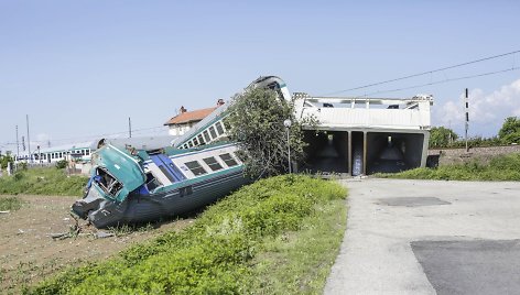 Italijoje traukiniui įsirėžus į Lietuvoje registruotą sunkvežimį žuvo du žmonės