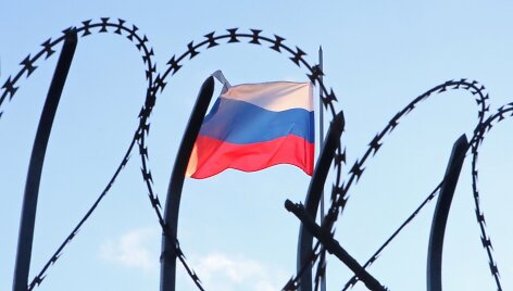 Rusijos vėliava už vielinės tvoros / VYACHESLAV MADIYEVSKYY / REUTERS
