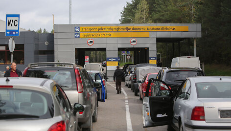 Automobilių eilės prie &bdquo;Regitros&ldquo; Vilniuje