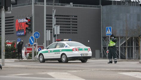I&scaron; &Scaron;iaulių &bdquo;Akropolio&ldquo; evakuoti žmonės &ndash; pareigūnai ie&scaron;ko bombos