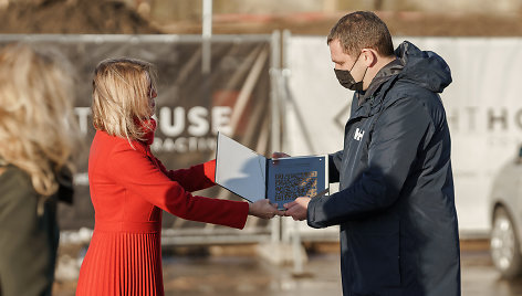 Klaipėdoje vystomo „Lighthouse“ skaitmeninių inovacijų centro (SIC) miestelis žengia į naują etapą – pradedamas statyti ir kitų metų rudenį, iškils skaitmeninių inovacijų centro atvirų verslui erdvių – prototipavimo laboratorijų 2,300 kv. m ploto pastatas. 