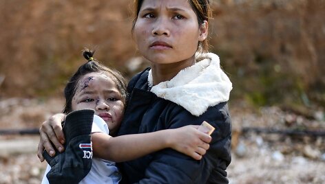 Taifūno padarinių sužalota vietnamietė ir jos mama