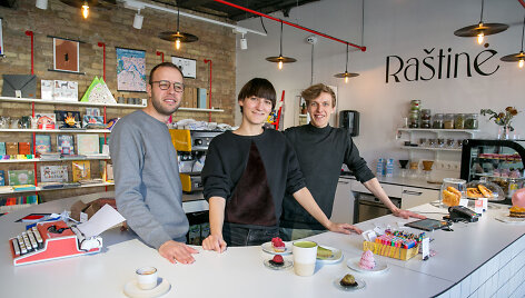 Kavinės &bdquo;Ra&scaron;tinė&ldquo; &scaron;eimininkai ir barista