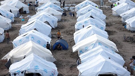 Migrantai pabėgėlių stovykloje Graikijos Lesbo saloje