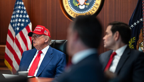 Donaldas Trumpas stebi JAV smūgius Irane