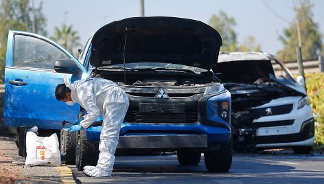 Tyrėjai dirba prie plė&scaron;ikų automobilių