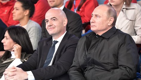 Giannis Infantino ir Vladimiras Putinas