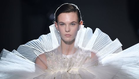 „Giambattista Valli“ 2019 m. pavasario ir vasaros kolekcijos modelis