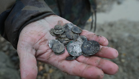 Vengrijos archeologai nusekus Dunojui aptiko monetų lobį.