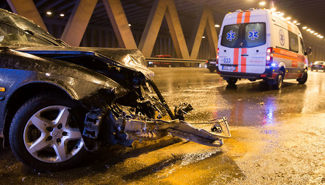 Vilniaus vakariniame aplinkkelyje automobilis trenkėsi į kelio atitvarus