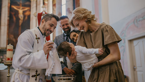 Lino ir Irmos Adomaičių dukros Saulės krikštynų akimirka