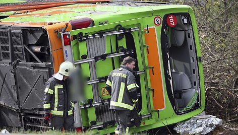 Vokietijoje greitkelyje apvirto „Flixbus“ autobusas