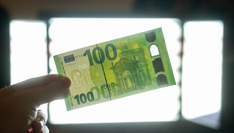 Pristatyti naujosios serijos &bdquo;Europa&ldquo; 100 ir 200 eurų banknotai