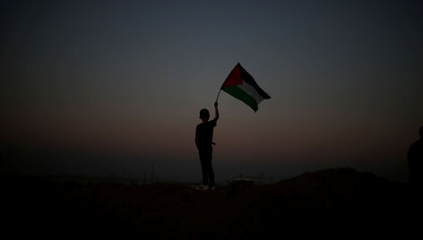 Berniukas su palestinečių vėliava per susirėmimus Gazos ruože
