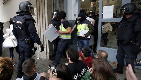 Riaušių policija neleidžia katalonams balsuoti. 