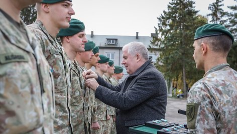 A.Anušauskas medaliais apdovanojo iš Irako grįžusius karius