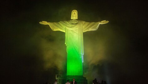 Rio de Žaneire Brazilijos vėliavos spalvomis ap&scaron;viesta Kristaus statula