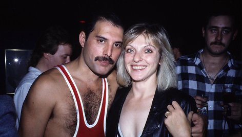 Freddie Mercury ir Mary Austin (1985 m.)