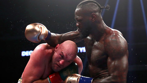 Tysonas Fury ir Deontay Wilderis kovojo ringe –  mačas baigėsi lygosiomis.