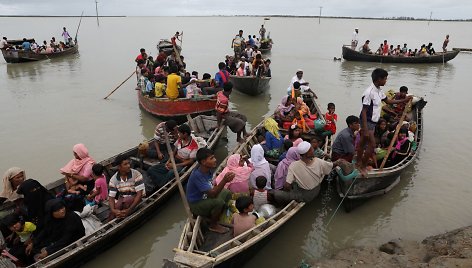 Iš Mianmaro bėgantys rohinjai Bangladešą bando pasiekti laivais