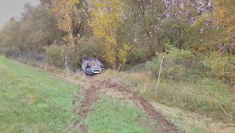 &Scaron;alia greitkelio ties Kaunu apsivertė automobilis
