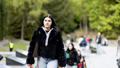 Antakalnio kapinėse renkasi &scaron;venčiantieji Pergalės dieną