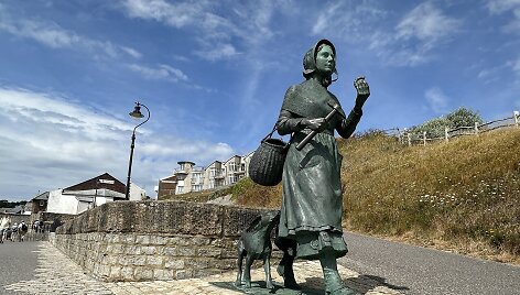 Mary skulptūra gimtajame Laim Ridžyje. Ir čia ji pavaizduota su i&scaron;tikimuoju &scaron;uneliu Tray.